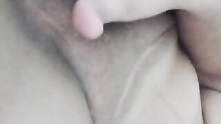 Mujer sexy masturbandose termina en sexo oral