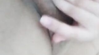 Mujer sexy masturbandose termina en sexo oral