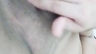 Mujer sexy masturbandose termina en sexo oral