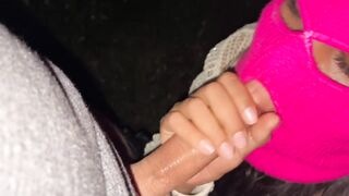 Sexo al aire libre con el novio de mi mejor amiga. Caminando por la calle en panties