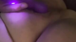 Milf rubbing vibrating clit until she cums