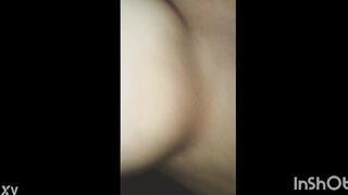 Mostrando las tetas de mi esposa mientras la follo