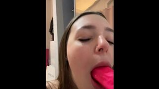 College babe sucks dildo before studying