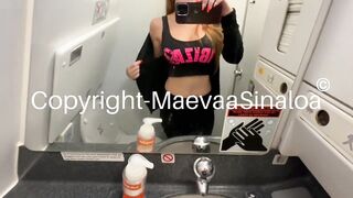 Maevaa Sinaloa - Je me doigte dans les toilette de l’avion pour faire jouir ma petite chatte