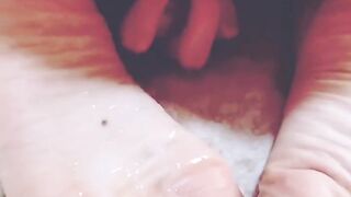 Huge cumshot on Jess' beautiful feet ????