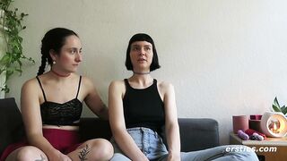 Ersties - Berliner Modedesignerinnen Katie A und Delfine lecken und fingern sich gegenseitig