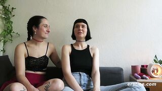 Ersties - Berliner Modedesignerinnen Katie A und Delfine lecken und fingern sich gegenseitig