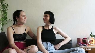 Ersties - Berliner Modedesignerinnen Katie A und Delfine lecken und fingern sich gegenseitig