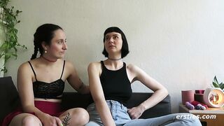 Ersties - Berliner Modedesignerinnen Katie A und Delfine lecken und fingern sich gegenseitig