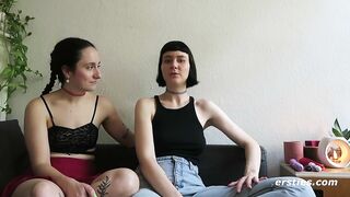 Ersties - Berliner Modedesignerinnen Katie A und Delfine lecken und fingern sich gegenseitig