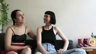 Ersties - Berliner Modedesignerinnen Katie A und Delfine lecken und fingern sich gegenseitig