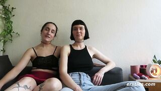 Ersties - Berliner Modedesignerinnen Katie A und Delfine lecken und fingern sich gegenseitig