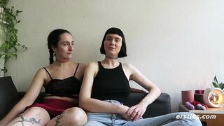 Ersties - Berliner Modedesignerinnen Katie A und Delfine lecken und fingern sich gegenseitig