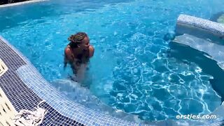 Ersties - Naomi spielt am Pool mit ihren großen Brüsten und füllt ihre Muschi mit einem Dildo