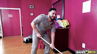 BANGBROS - Juicy Pornstar Kelsi Monroe Shakes Her Ass In Janitor's Face