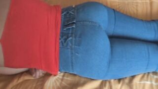 THE BIG ASS OF MY WIFE IN JEAN - CULO DE MI ESPOSA EN JEAN