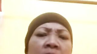 Mak Haji Isnah Paling Ganas Sekelurahan Jarang Pake Celana