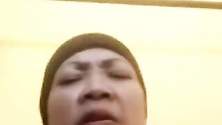 Mak Haji Isnah Paling Ganas Sekelurahan Jarang Pake Celana