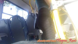 Loira coxuda de legging no onibus