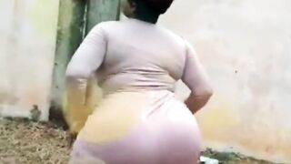 Mature huge butt dancing