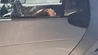 Il se fait sucer par une pute dans sa voiture