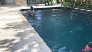 Poolside Amateur Hot Bikini Girl Twerking