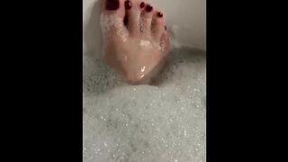 11 toe slut!! Bathtub wet feet