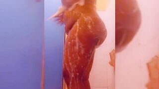 Big booty takes shower