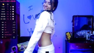 Sexy Colombian moves her butt to the rhythm of the music