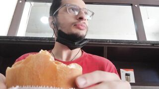 Mukbang de um salgado de calabresa / Turco