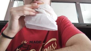 Mukbang de um salgado de calabresa / Turco