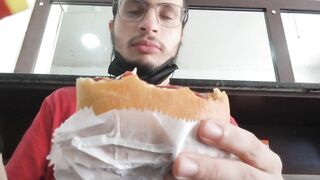 Mukbang de um salgado de calabresa / Turco