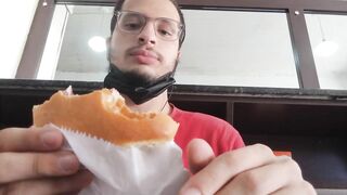 Mukbang de um salgado de calabresa / Turco