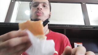 Mukbang de um salgado de calabresa / Turco