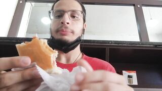 Mukbang de um salgado de calabresa / Turco