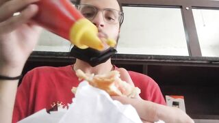 Mukbang de um salgado de calabresa / Turco