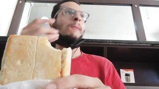 Mukbang de um salgado de calabresa / Turco