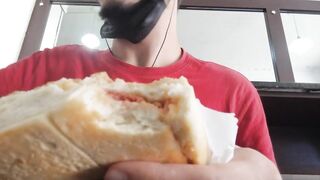 Mukbang de um salgado de calabresa / Turco