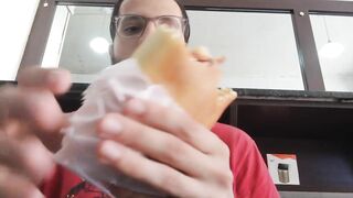 Mukbang de um salgado de calabresa / Turco