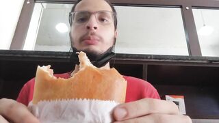 Mukbang de um salgado de calabresa / Turco