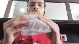 Mukbang de um salgado de calabresa / Turco