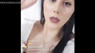 Evaluna descuido se le sale pezon en directo