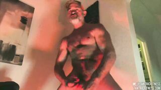 BIG DICK TANTRA DADDY WORKOUT JACK OFF!