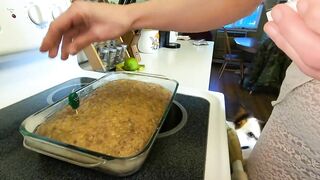 Lonpussy Baking a Cake.