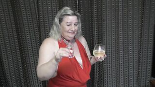 NZ MILF slutty sexy dance with pussy and tit shots