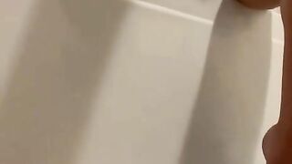 Rubbing my pussy and clit on my bathtub just to cum