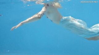 Finnish blonde tattooed pornstar Mimi underwater