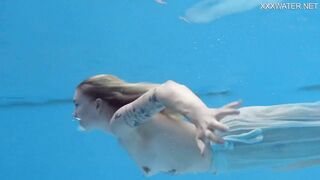 Finnish blonde tattooed pornstar Mimi underwater