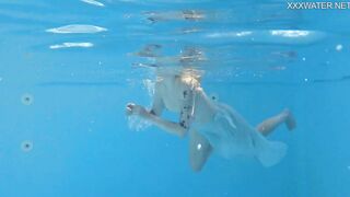 Finnish blonde tattooed pornstar Mimi underwater