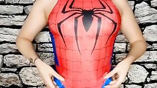 Sexy Spidergirl shakes her booty